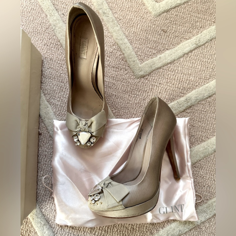 EUC GLINT Taupe/ Nude Platform Heels with Crystals & Bows Size 7